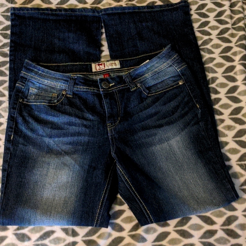 L.e.i Sophia hipster flare jeans